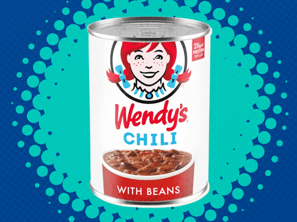 A can on chili that has the Wendy's Logo on it with a picture of chili in a bowl with a blue background.